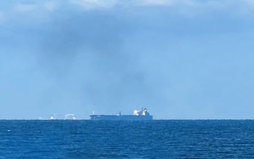 Росприроднадзор не выявил загрязнения моря в Сочи после пожара на танкере «Афрамакс Рио»