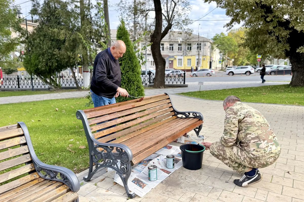 Работники учреждения «Парки столицы» регулярно ухаживают за уличной мебелью в зеленых зонах Симферополя
