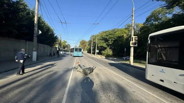 В Симферополе троллейбус сбил мотоциклиста