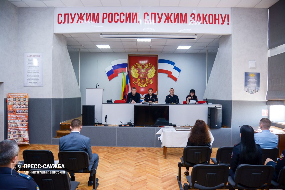 В Евпатории отметили заслуги сотрудников уголовного розыска