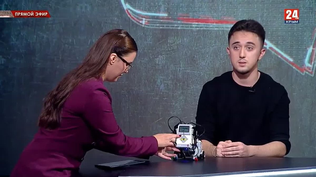 Лаяла, спала и «кушала»: Робособака Роби покорила эфир «Крым 24»