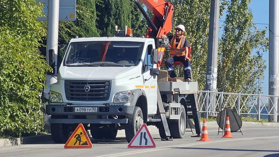 На нескольких улицах Севастополя обновляют освещение