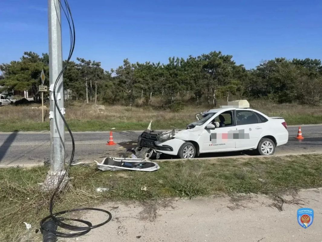 Водитель легковушки потерял контроль и врезался в световую опору под Севастополем