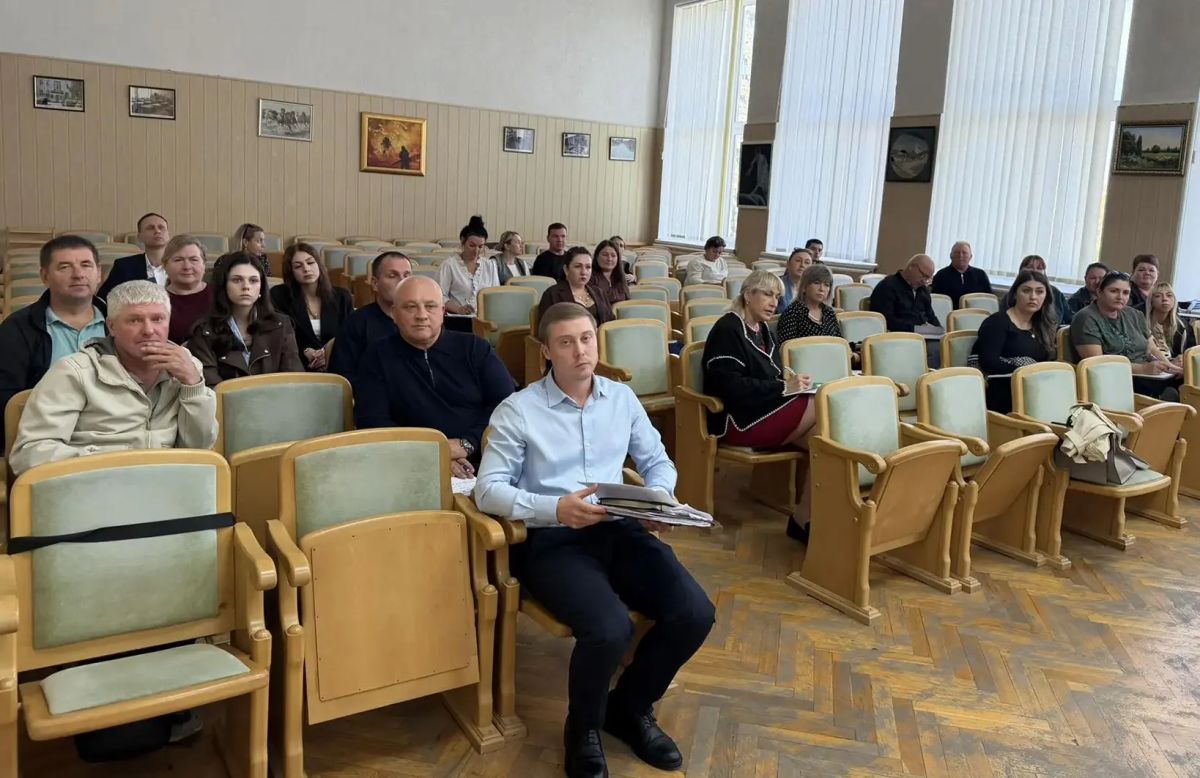 8 октября 2026 года в администрации Симферопольского района состоялось совещание с сотрудниками администраций сельских поселений Симферопольского района, наделённых полномочиями муниципального инспектора