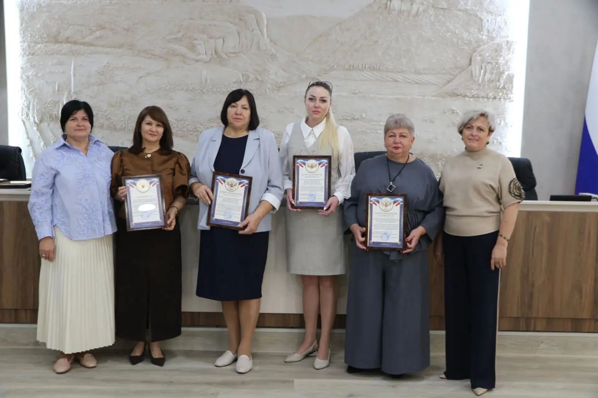 Председатель райсовета Ольга Урайкина и глава администрации района Анжелика Ястребова вручили награды учителям и воспитателям Бахчисарайского района за достижения в труде