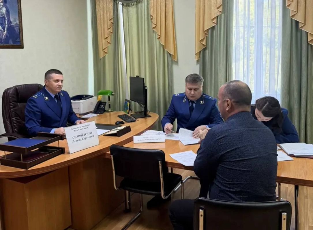 Заместитель прокурора Крыма Леонид Селивёрстов провел выездной прием жителей Феодосии