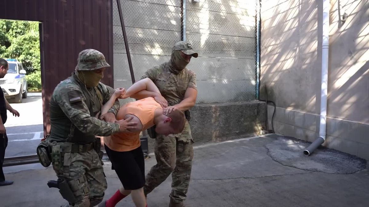Осторожно: вербовщики!. По данным МВД по Республике Крым, наиболее подвержена экстремистским проявлениям молодежь
