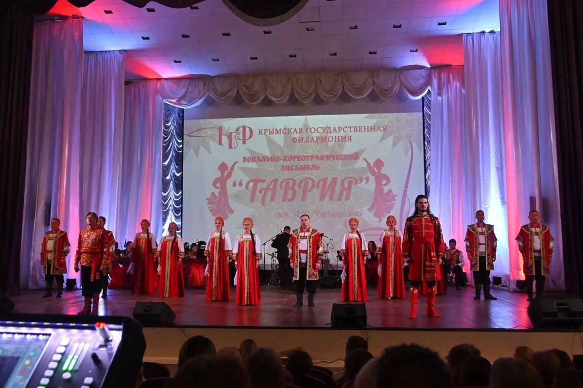 Вокально-хореографический ансамбль «Таврия» Крымской государственной филармонии (дирижёр, художественный руководитель Вадим Таркинский) на сцене Концертного зала Симферопольского музыкального училища имени П.И. Чайковского...