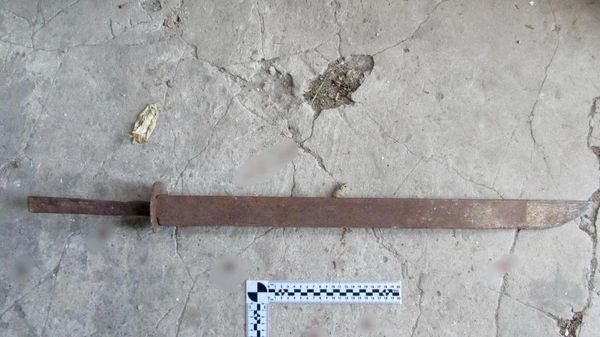 Симферополец пытался убить знакомого из ревности похожим на саблю предметом