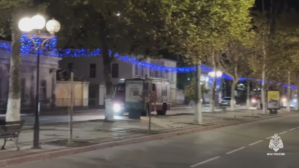 Склад рыбоконсервного завода загорелся в Керчи
