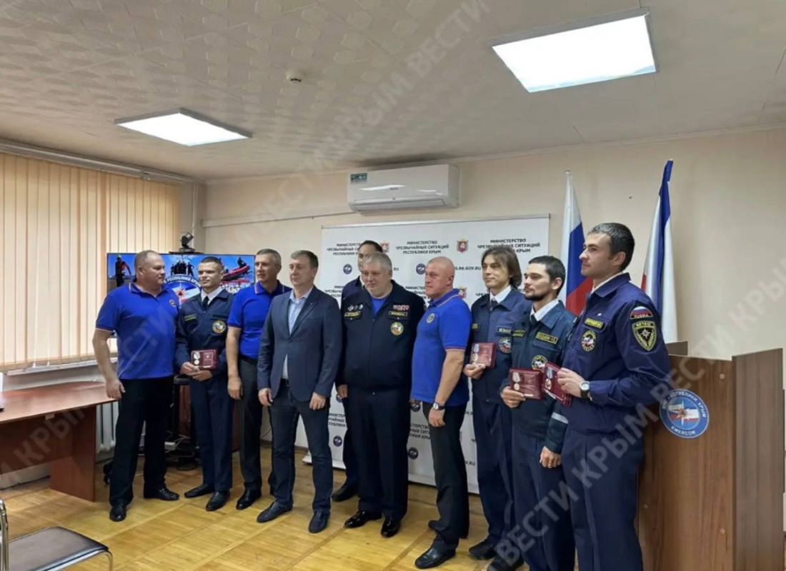 Крымских спасателей наградили за помощь заблудившимся в Красных пещерах