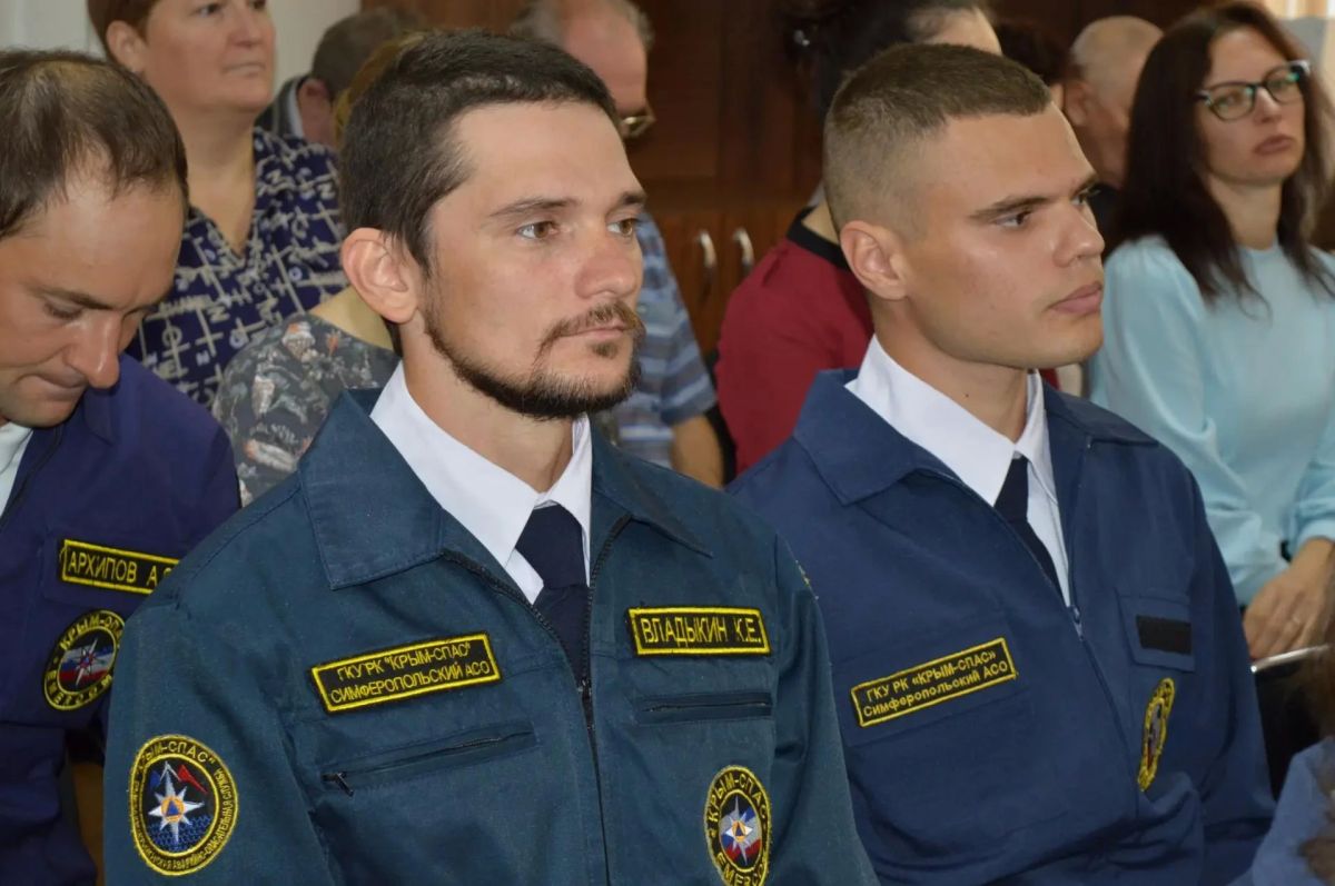 Крымских спасателей наградили за поисково-спасательную операцию в Красной пещере