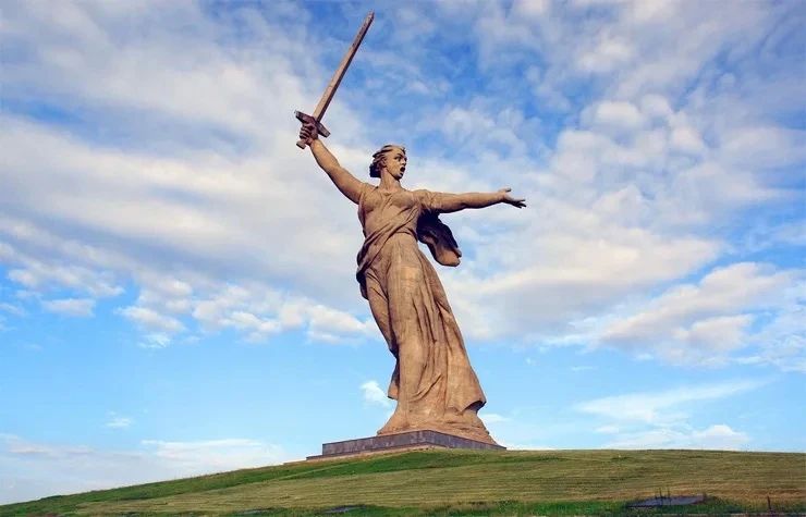 15 октября 1967 года состоялось торжественное открытие памятникаансамбля «Героям Сталинградской битвы» на Мамаевом кургане в Волгограде