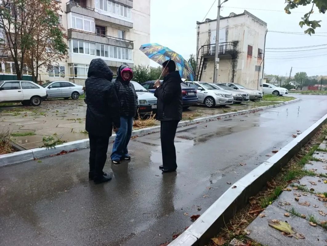 Анжелика Ястребова: Встретилась с жителями многоквартирных домов на улице Комарова в Песчановском поселении, чтобы обсудить наболевшие вопросы