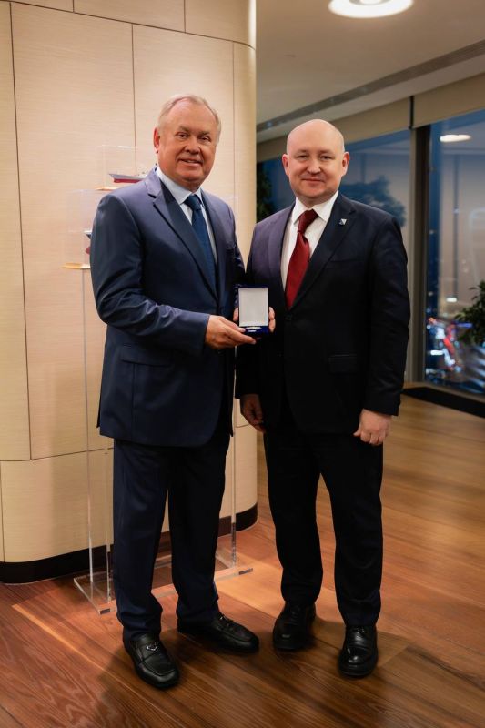 Михаил Развожаев: Вручил президенту — председателю правления ВТБ Андрею Леонидовичу Костину знак отличия «За заслуги перед Севастополем»