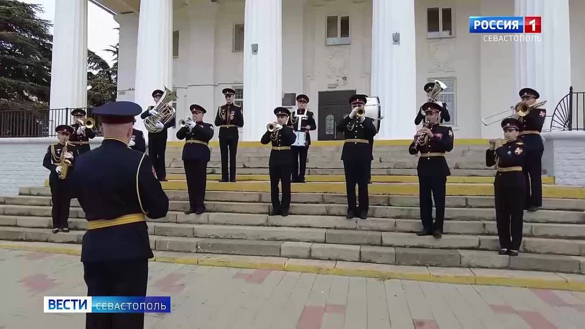 «Легендарному Севастополю» — 72 года!