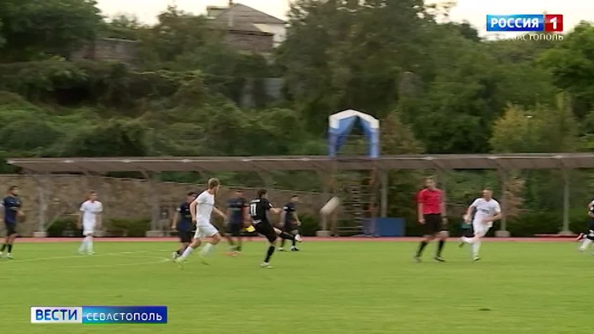 Сегодня горожане тепло встретили на стадионе футбольную команду нашего города