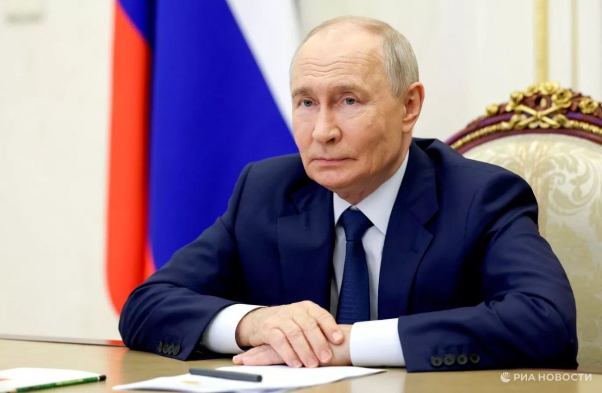 Путин поручил правительству утвердить программу восстановления объектов торговой и логистической инфраструктуры, пострадавших от терактов, сообщили в Кремле