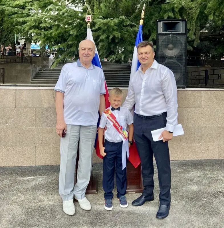 Константин Шимановский: Сегодня мы отмечаем День отца! Это еще один повод провести время в кругу родных людей и сказать спасибо за заботу нашим дорогим папам