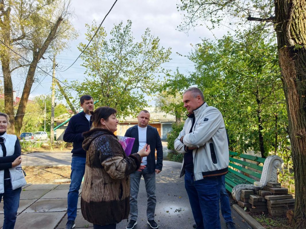 Министр ЖКХ РК Алексей Кудинов встретился с жильцами дома на Курортной в Саках по вопросу технического состояния общедомового имущества и переносов сроков капремонта фундамента данного дома на более ранние