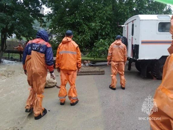 В посёлке Кореиз произошло подтопление подвала частного дома из-за интенсивного потока с гор