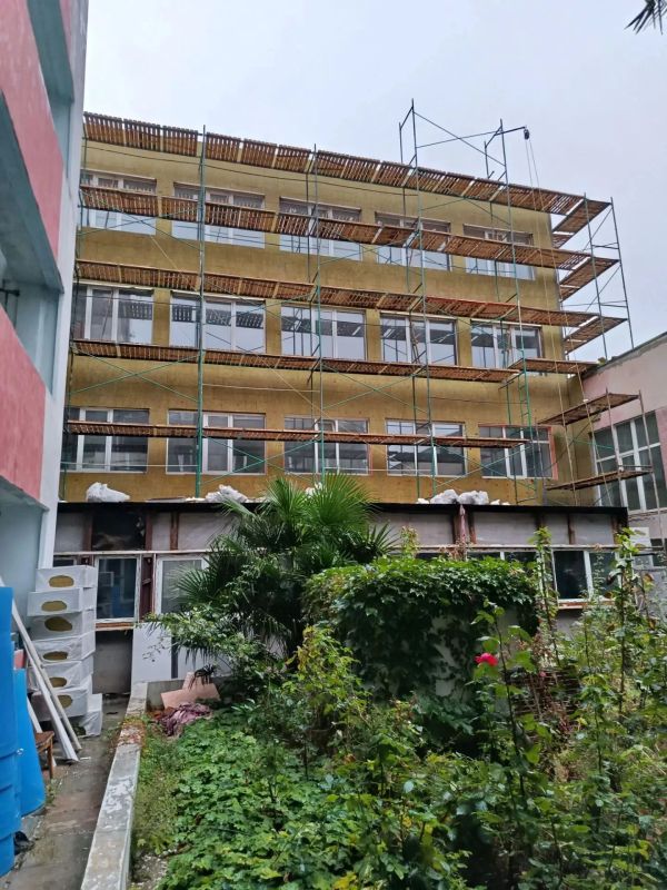 В Алуште продолжается капремонт школы