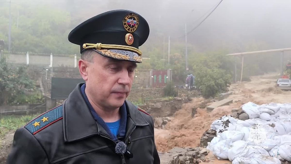 Более 160 человек продолжают устранять последствия непогоды в Крыму