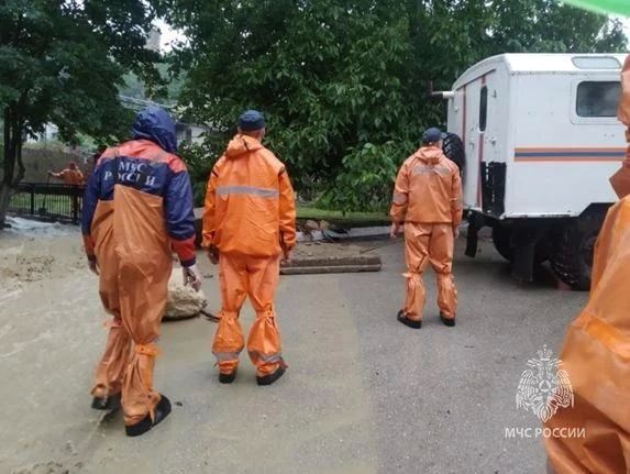 В поселке Кореиз под Ялтой произошло подтопление подвала частного дома из-за сильного потока с гор