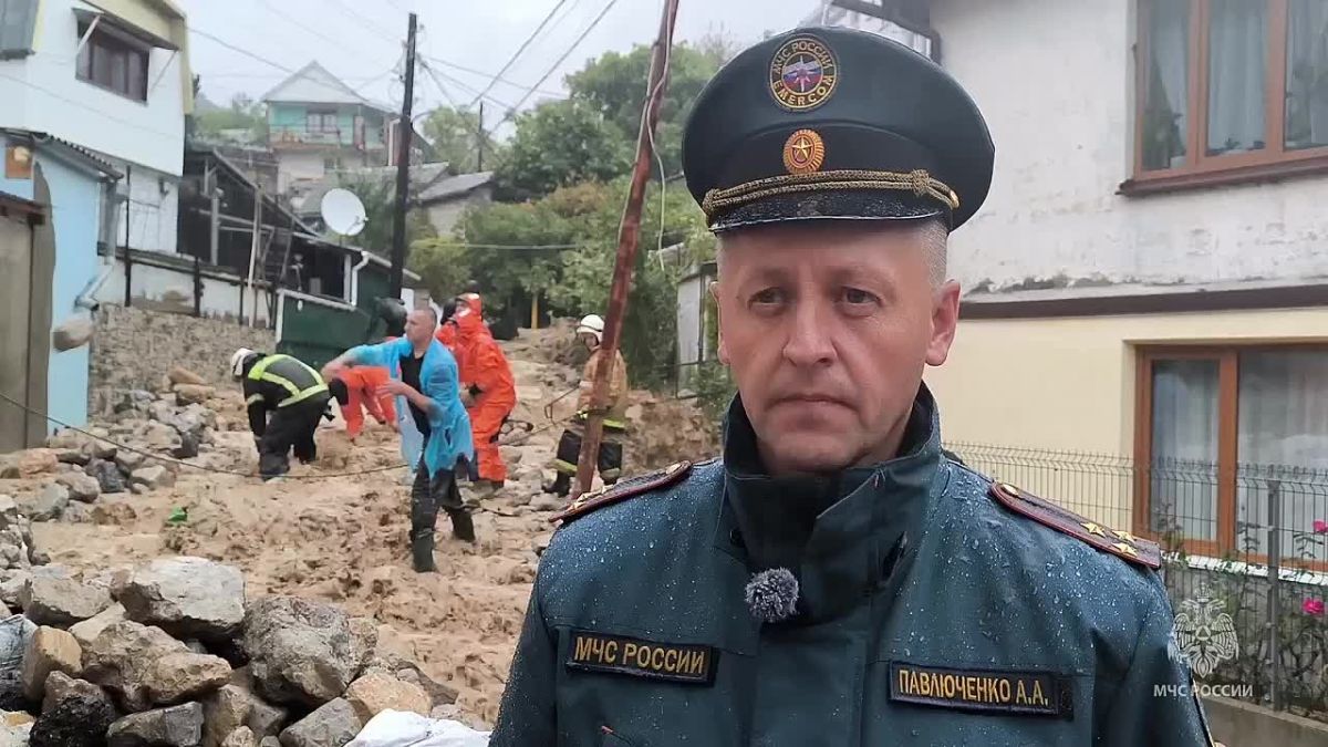В Ялте ликвидируют последствия штормового предупреждения Как сообщили в ГУ МЧС России по РК, в городском округе выпало более 200 мм осадков, спасатели ликвидируют последствия непогоды
