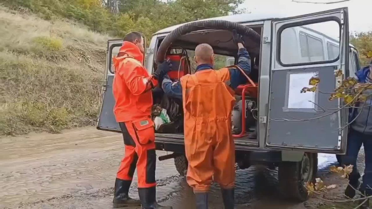 В Судаке спасатели с помощью мотопомпы откачали 10 кубометров дождевой воды из подвала дома по улице Алуштинская