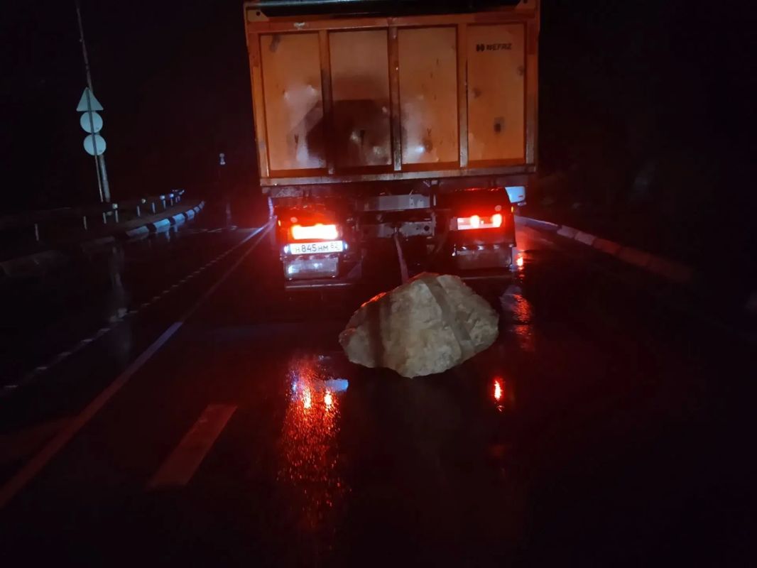 На проезжей части в Крыму после непогоды могут встречаться камни и нанесённый грунт