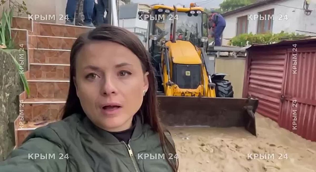 Жители улицы Родниковая в Кореизе помогают устранять последствия стихии