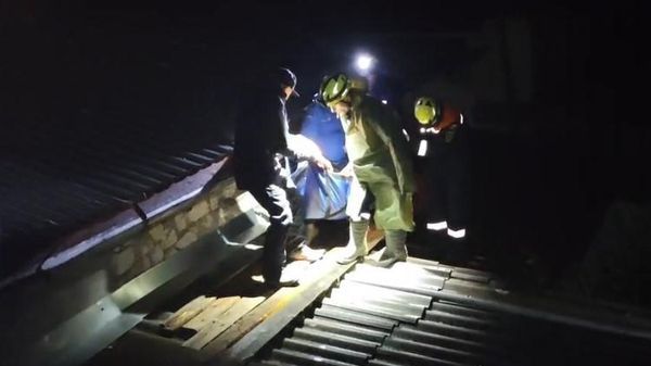 Скорая не смогла проехать: в Кореизе мужчину эвакуировали через крышу