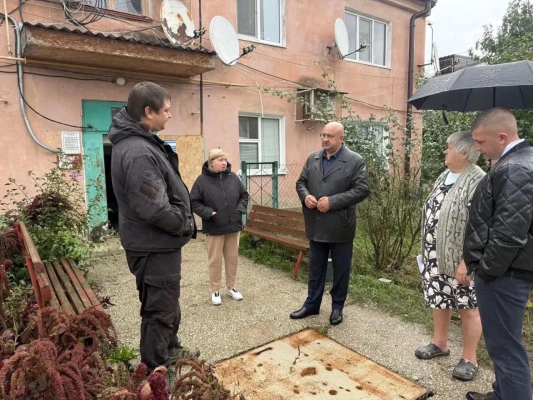 Провёл встречу с жителями многоквартирных домов № 10 и 12 по улице Коммунальной в поселке