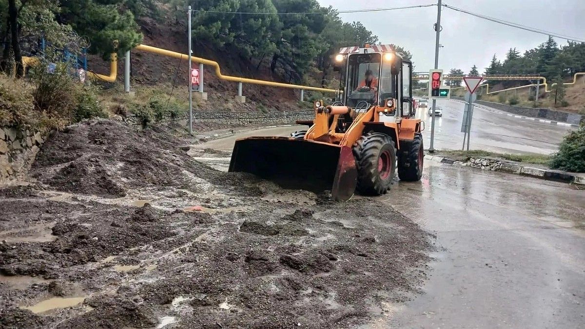 На дорогах Ялты убирают наносы и восстанавливают водоотвод