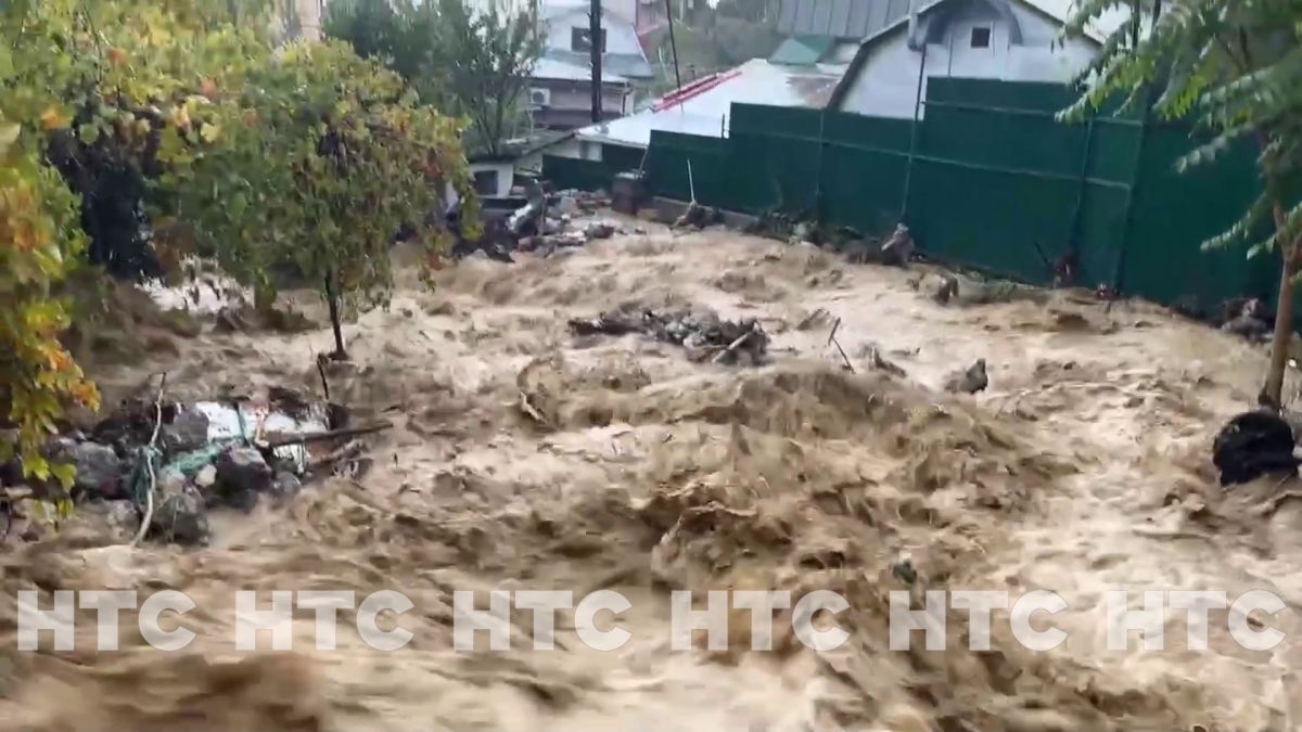 Мощные грязевые потоки хлынули к жилым домам в Кореизе