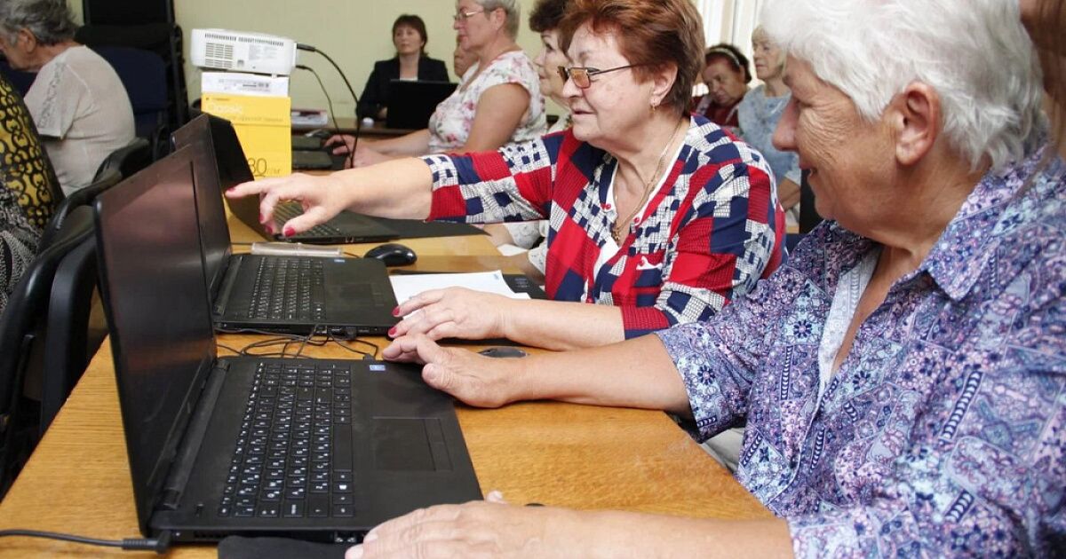 В России работников старше 60 лет стало больше, чем молодёжи до 30