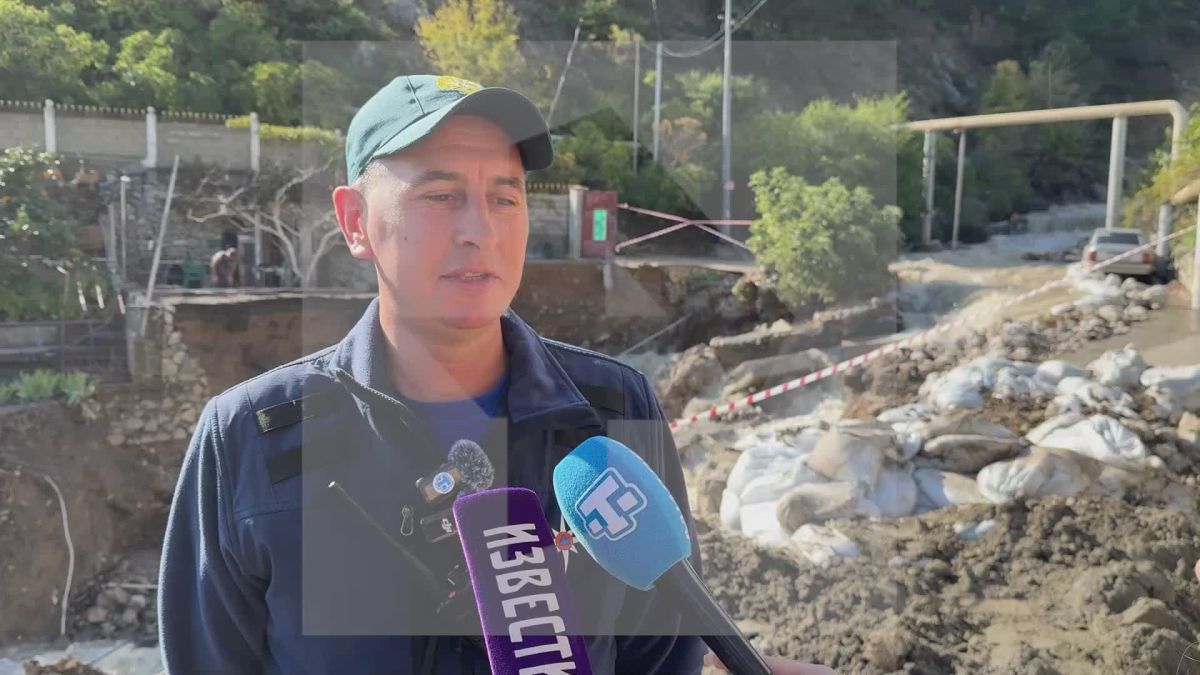 "В квартире воды было по пояс": жители поделились, как спасались во время мощного потопа в Крыму