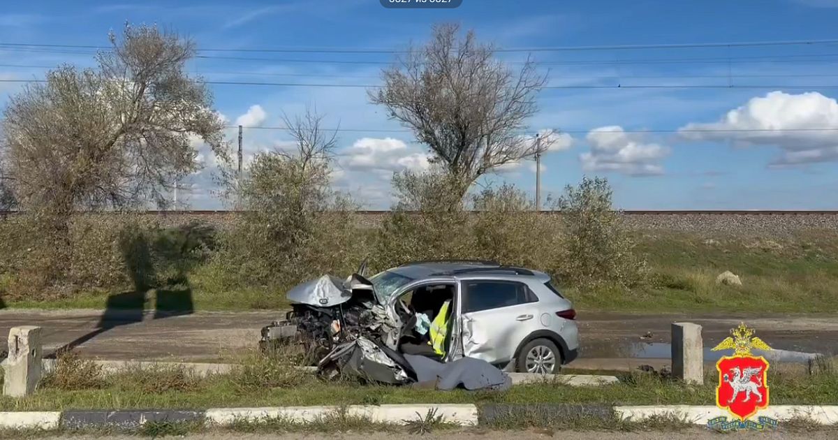 На трассе под Евпаторией иномарка врезалась в бетонный забор: погибли два человека