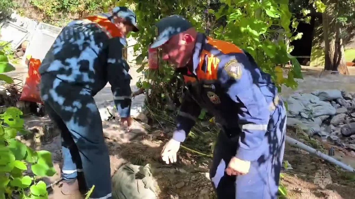 Спасатели МЧС России ликвидируют последствия ЧС в троллейбусном парке в Ялте
