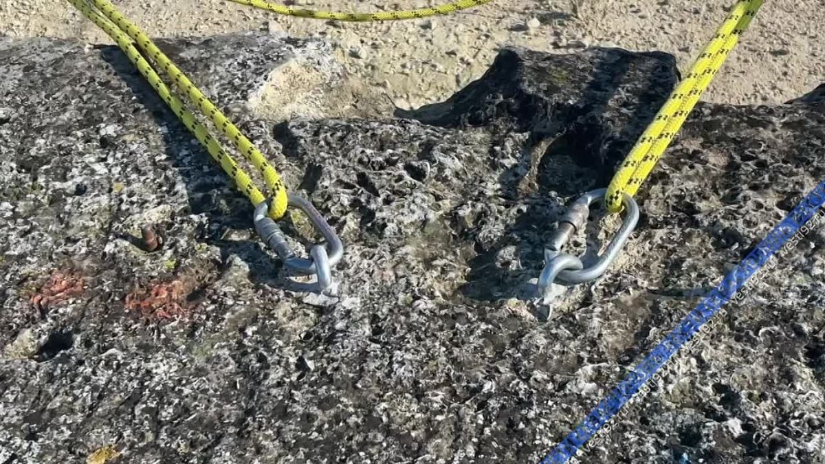 Севастопольские спасатели отрабатывают спуск и подъём в горах с альпснаряжением