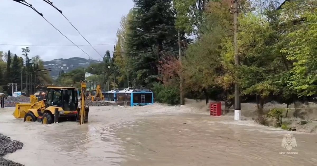 В Ялте эвакуируют технику из троллейбусного парка