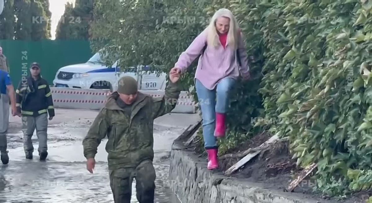 На Севастопольском шоссе обрушилась часть подпорной стены — одна улица перекрыта Дорога на Севастопольском шоссе в районе Алупки полностью затоплена. Существует угроза дальнейшего разрушения подпорной стены