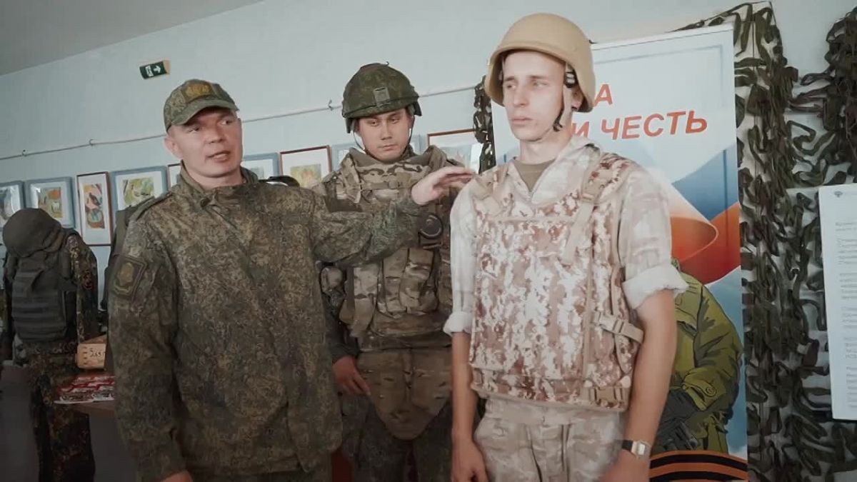 22 октября в МБОУ «Симферопольская академическая гимназия» состоялось открытие выставки «Броня веры», посвящённой духовным ценностям, исторической памяти и подвигу защитников Отечества