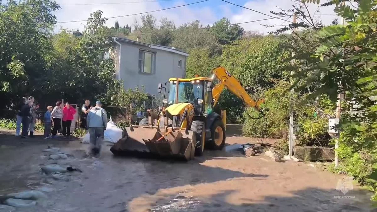 Пункт временного размещения развернули в Алупке в Крыму из-за разлива реки Хара-Баир, произошло подтопление части улиц, вода заходит в дома и придомовые территории, сообщили в региональном главке МЧС
