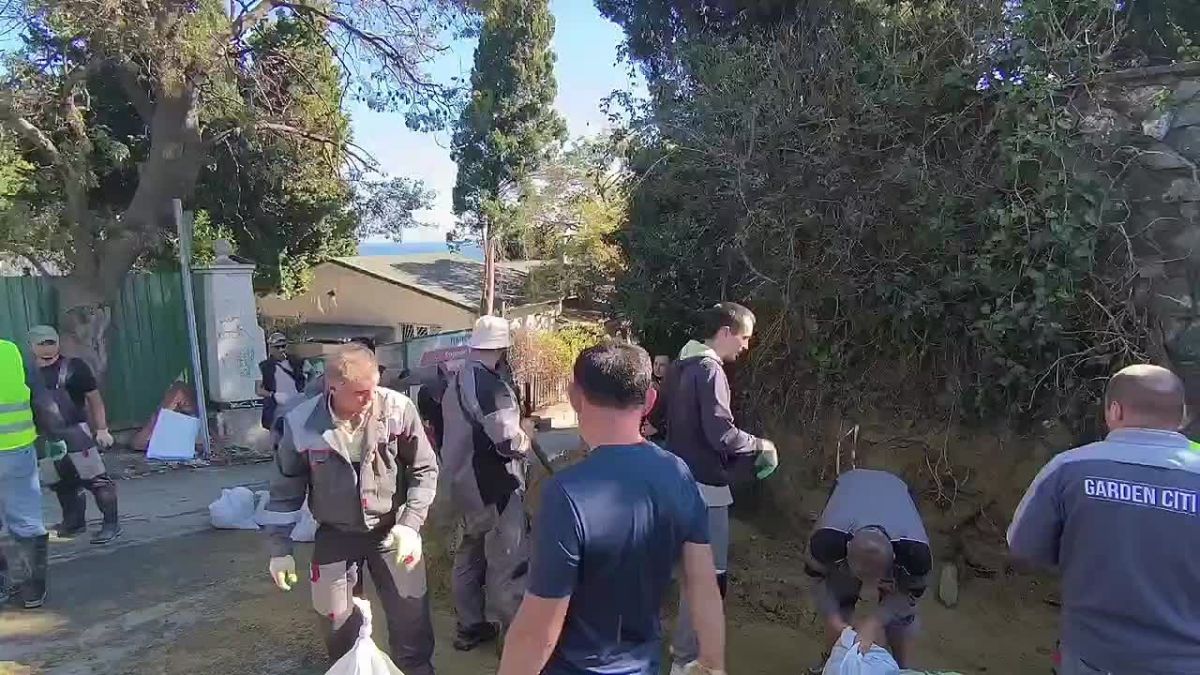 В Алупке спасатели продолжают укреплять береговые линии и расчищать русло реки ХараБаир