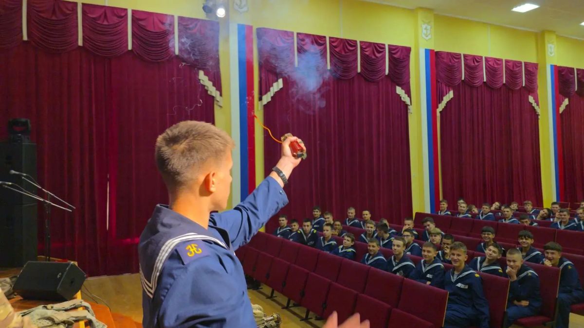 Дмитрий Рогозин: Специалисты-взрывотехники Центра специального назначения "Барс-Сармат" провели занятия с учащимися 10-го и 11-го классов Севастопольского Нахимовского военно-морского училища на тему разминировании бытовых...