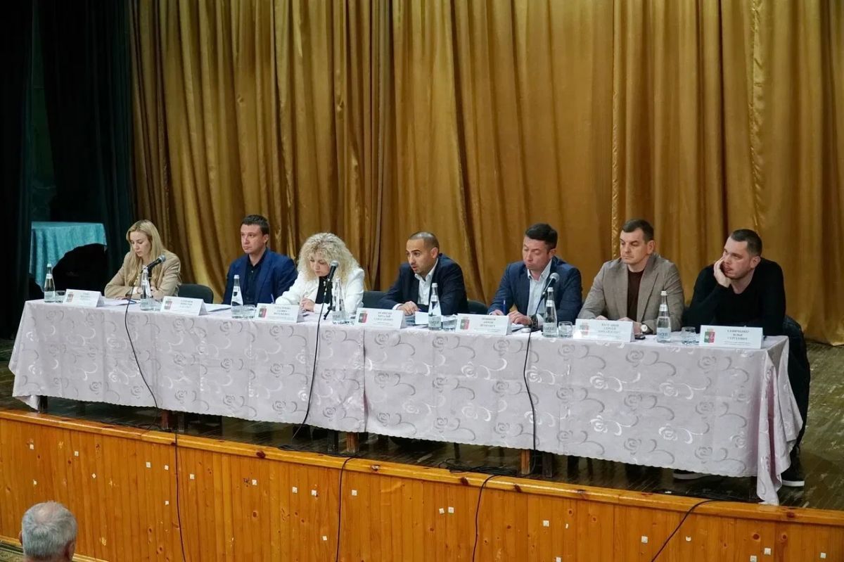 Виталий Оганесян: Провели совещание в расширенном составе с участием коллег из администрации и подведомственных учреждений, Евпаторийского городского совета, представителей ресурсоснабжающих и управляющих организаций