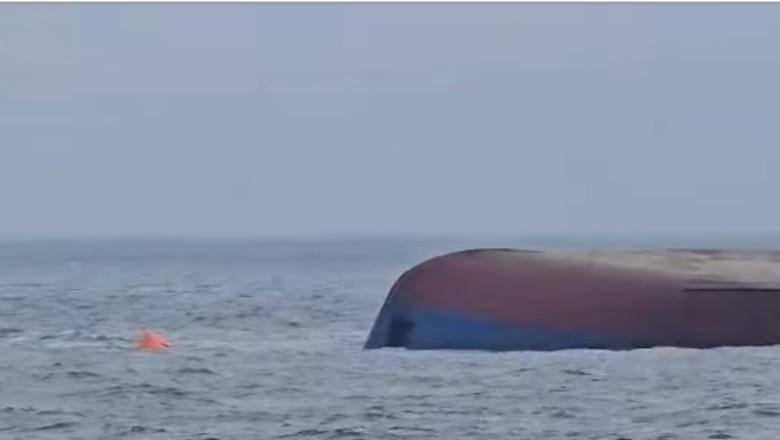 В Черном море затонуло судно с украинским экипажем, вероятно, подбитое дроном, — сообщает Морское управление Румынии