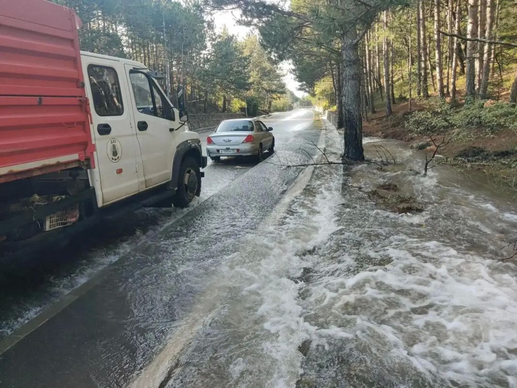 На двух участках трассы «Ялта — Севастополь» вода вышла на проезжую часть